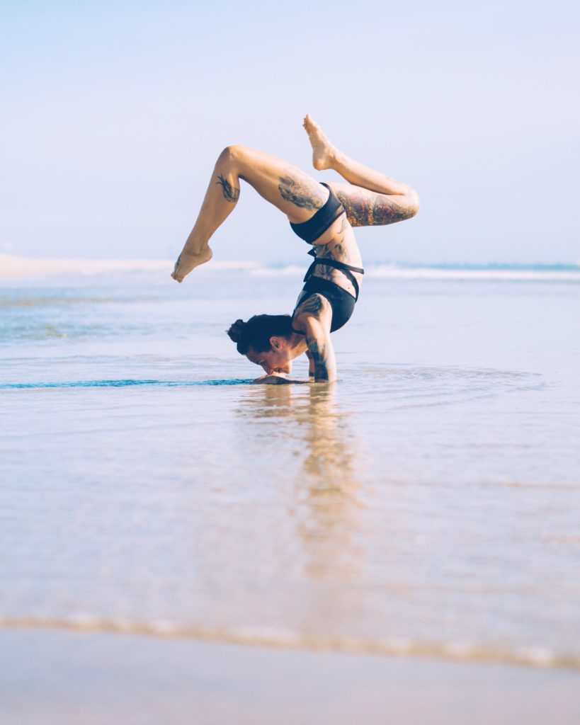 Eleonora Zampatti yoga handstand in the ocean
